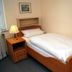 Salzufler Hof in Bad Salzuflen: single bed room with bedside lamp and desk