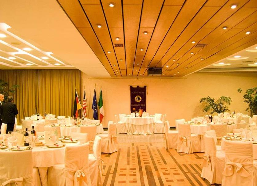 Banquet hall Photo
