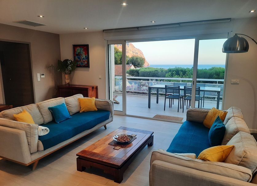 Hpc Suites in Cassis living room with sea-view terrace and outdoor dining set