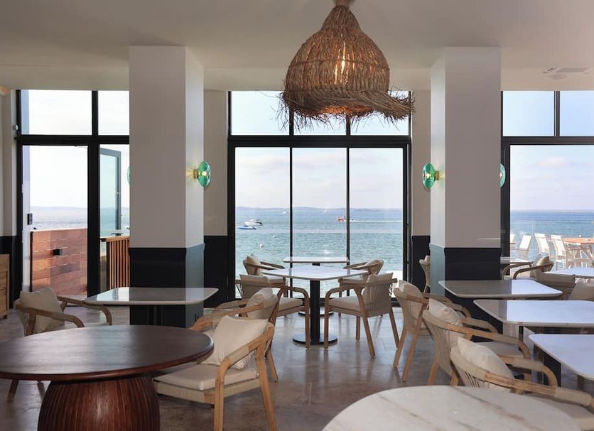 Les Vagues Hotel & Spa in Arcachon lounge with sea view, wicker chairs and tables