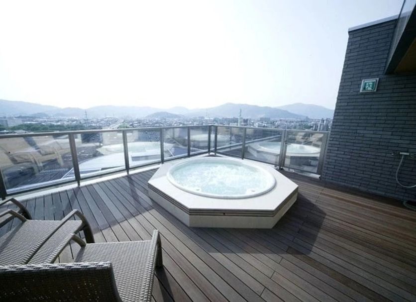 Business Hotel Cuore Tsuruga rooftop terrace with hot tub and city mountain view