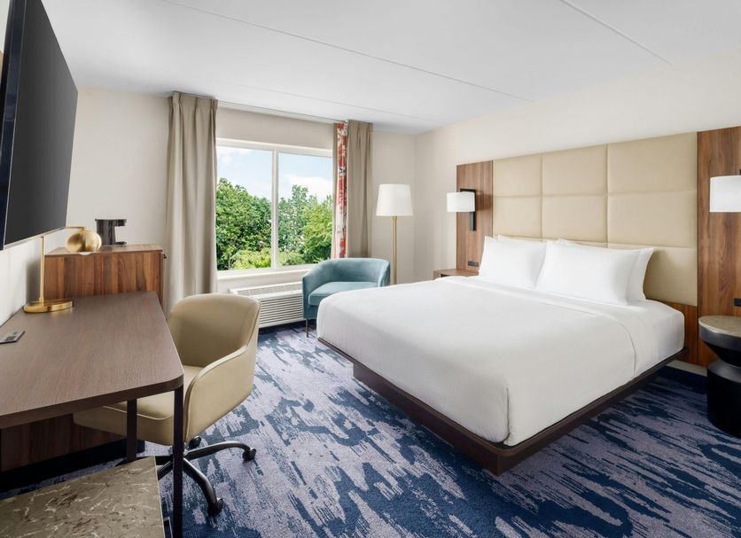 Fairfield Inn & Suites by Marriott Harrisburg Hershey guest room with king bed, desk, chair and window view