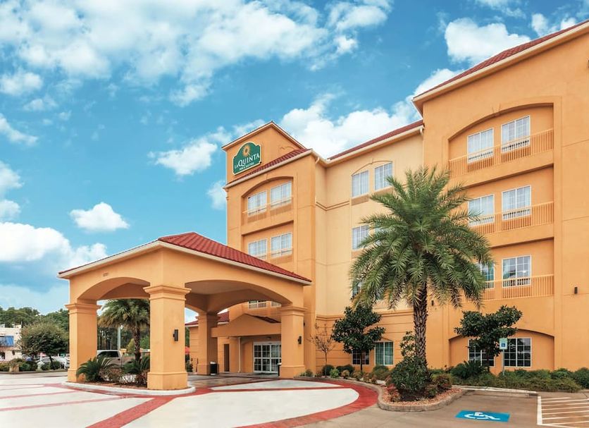 La Quinta Inn & Suites by Wyndham Houston Bush Intl Airpt E in Humble with palm tree and covered entrance