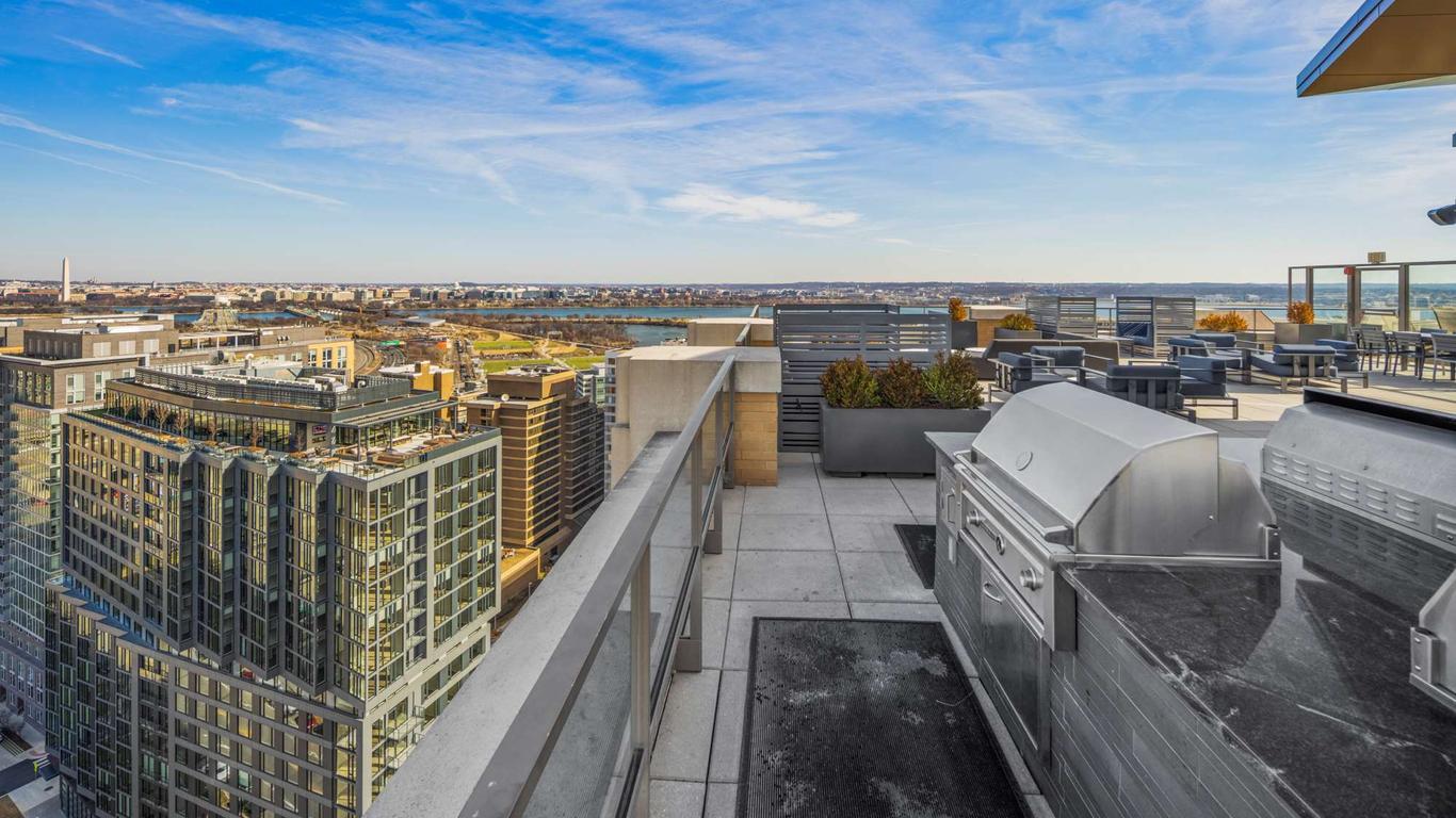 Pentagon City 1BR | Resort style amenities | Desk+Wifi