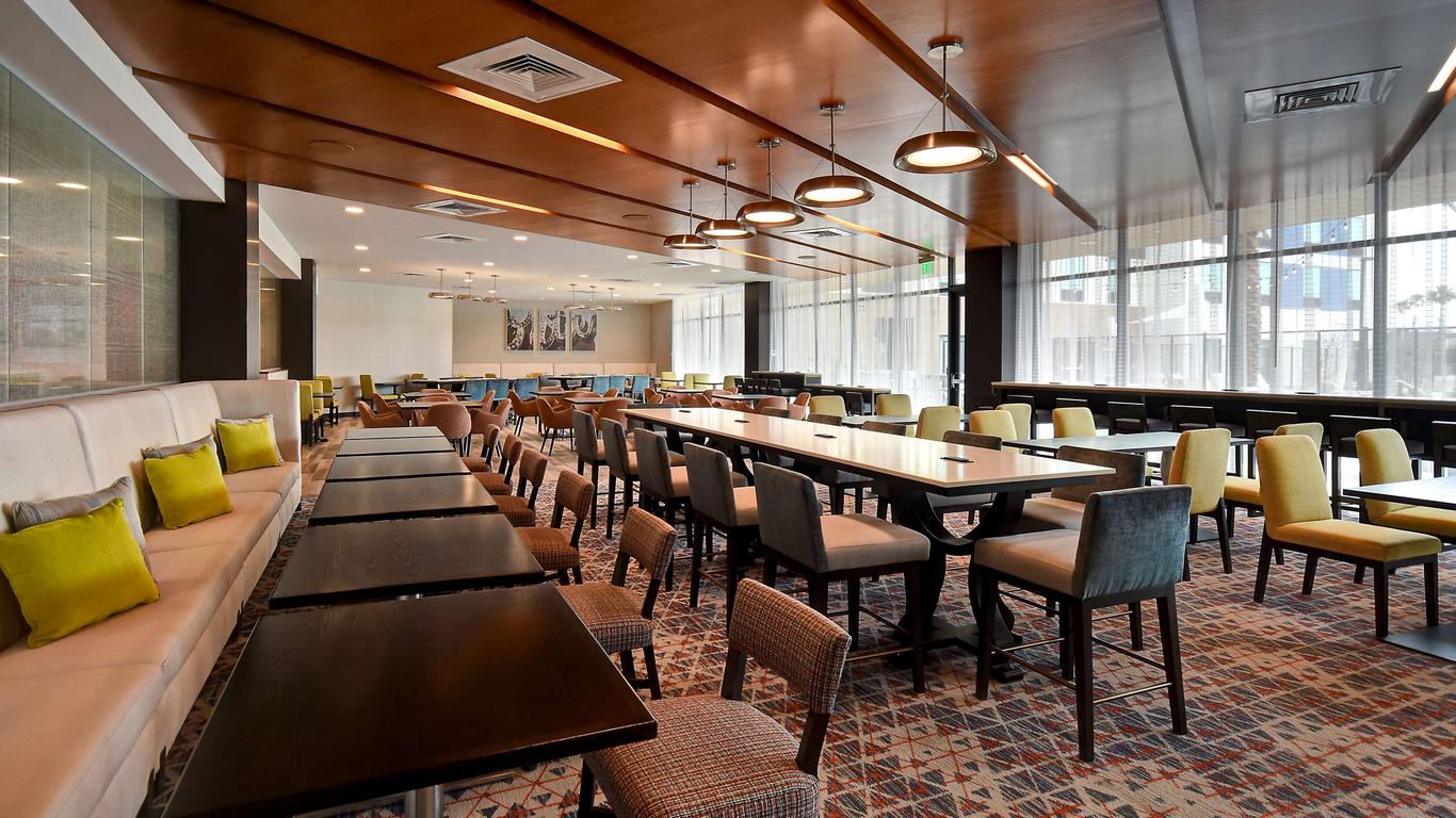 Hampton Inn & Suites Las Vegas Convention Center