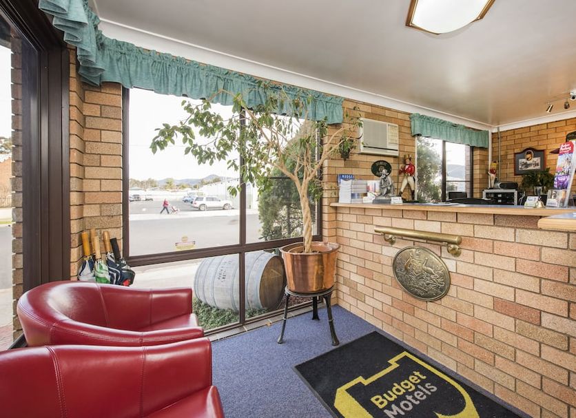 Ningana Motel in Mudgee reception area with brick front desk and roadside view through large windows