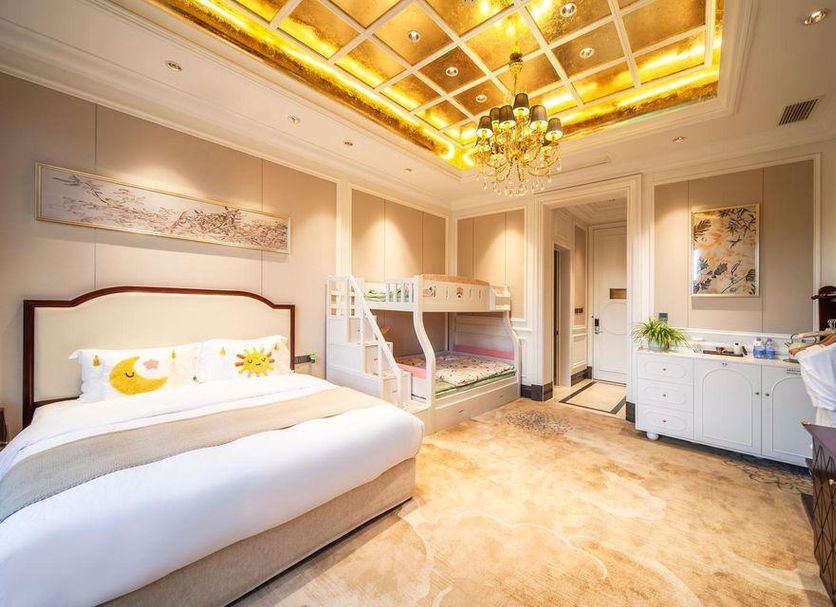 Grand Metropark Guofeng Hotel Tangshan guest room with bunk bed, king bed and ornate chandelier