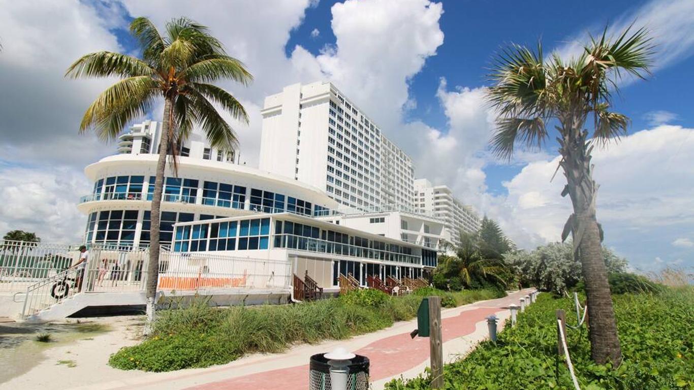 Castle 828 Oceanfront view with balcony, pool, tennis, beach access and free parking!