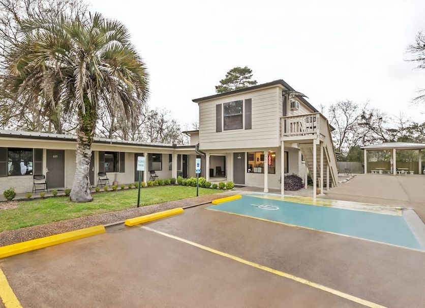 OYO Hotel Sulphur La Hwy 90 West in Sulphur with outdoor pool and two-story exterior