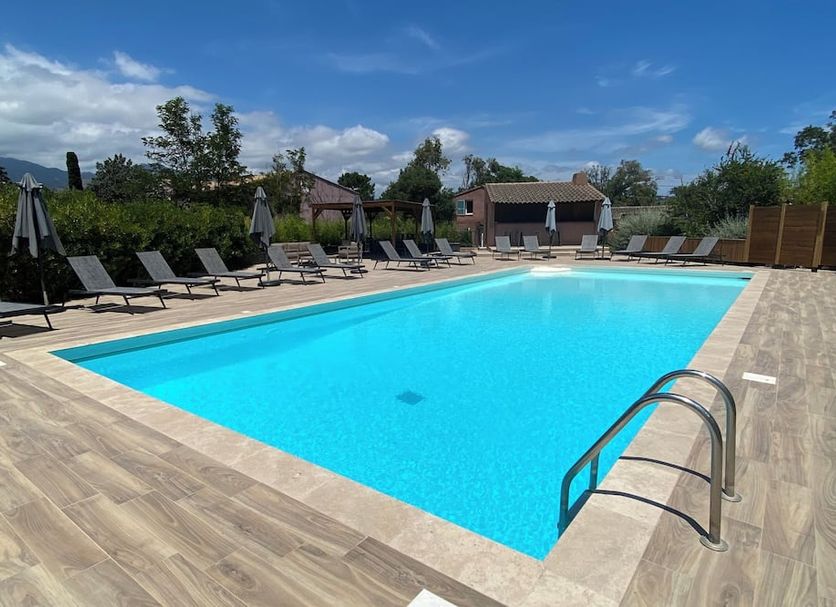 Résidence Les Cigales in Porto-Vecchio: outdoor pool with loungers, umbrellas and ladder under blue sky