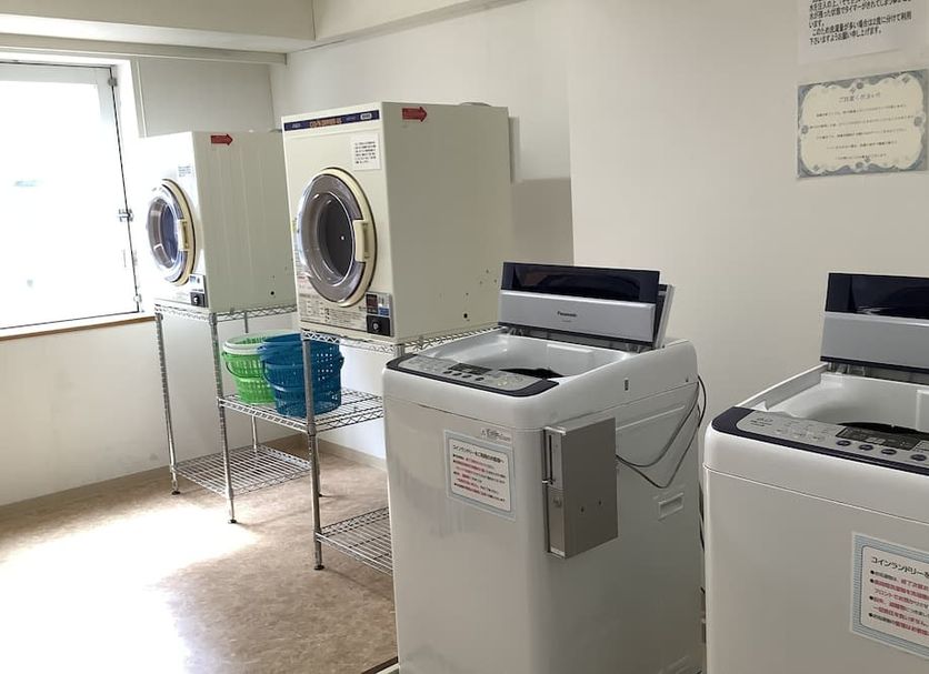 Hotel Crown Hills Niigata laundry room with washers, dryers and a window in Niigata