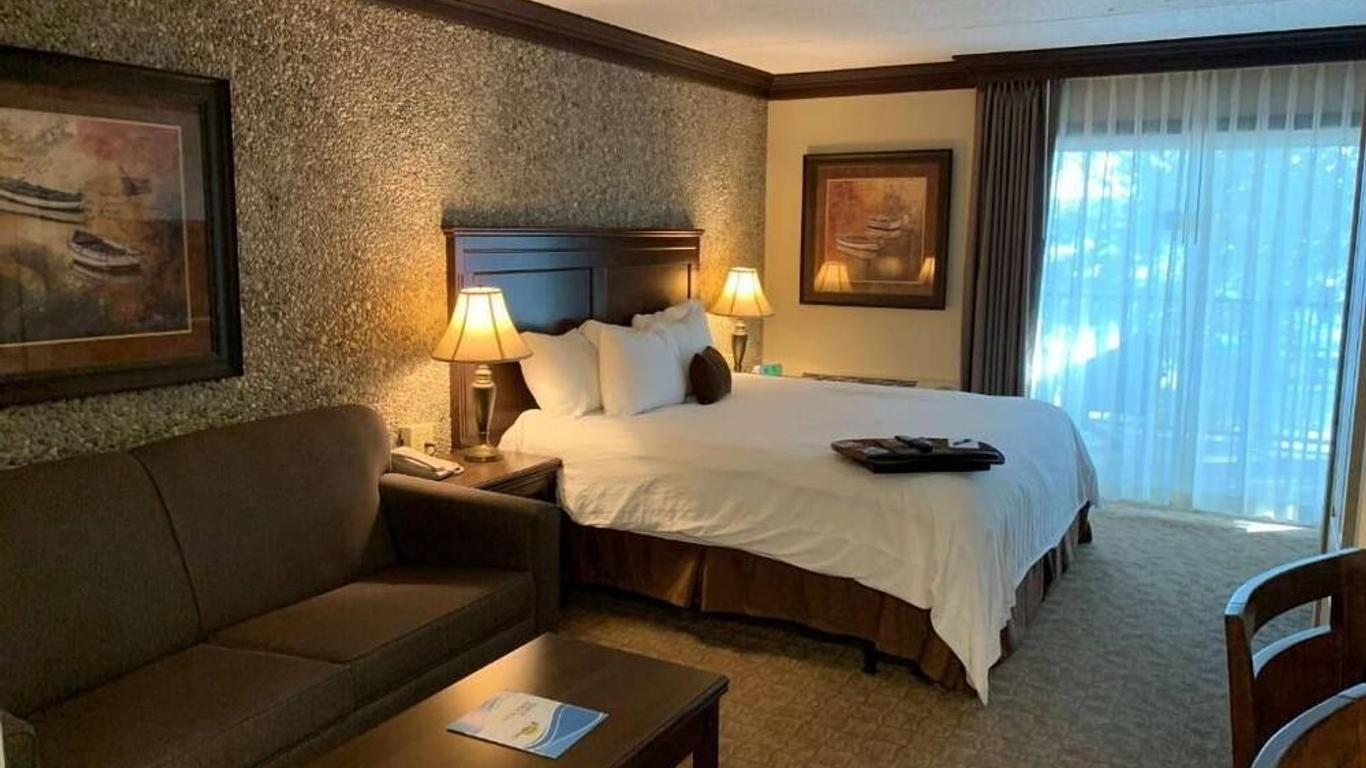 Fourwinds Lakeside Inn & Marina