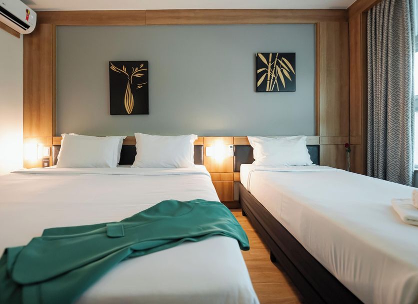 Intercity Vinhedo room with two double beds, bedside lamps, wall art and window curtains