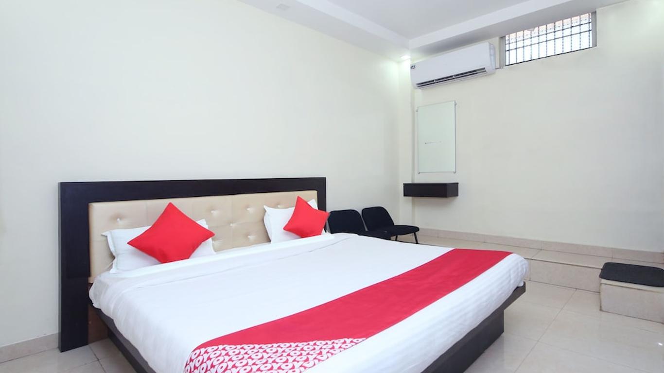 OYO 12407 Hotel Shri Radha Isbt