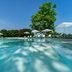 Hotel Villa Soligo, Farra di Soligo: outdoor pool with sun loungers and umbrellas under a blue sky