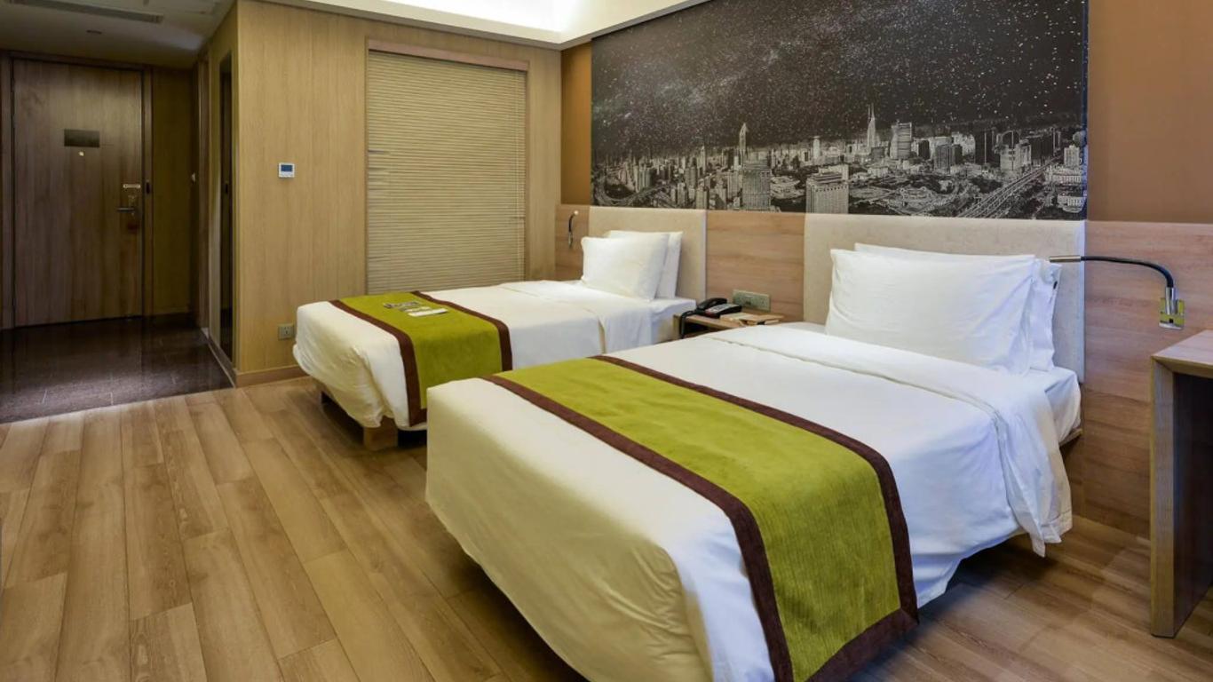 Atour Hotel Xujiahui Center