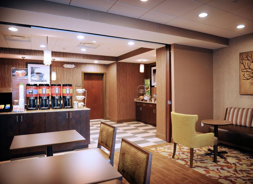 Hampton Inn Crystal River lobby with breakfast station and seating area