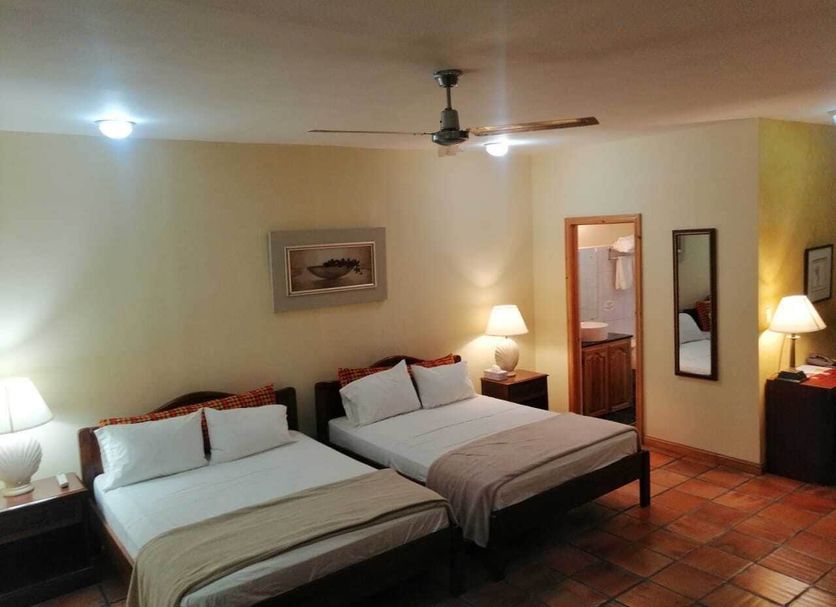 Apartotel Don Francisco in Escazú: guest room with two double beds, lamps, ceiling fan and tiled floor