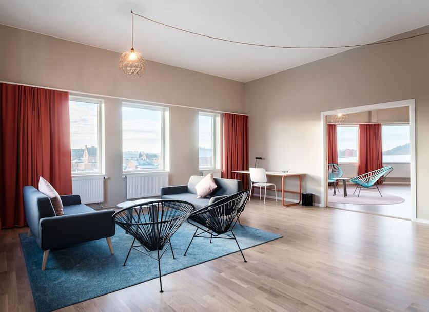 Kviberg Park Hotel & Conference, Gothenburg: airy lounge with sofa, chairs, large windows and adjacent room
