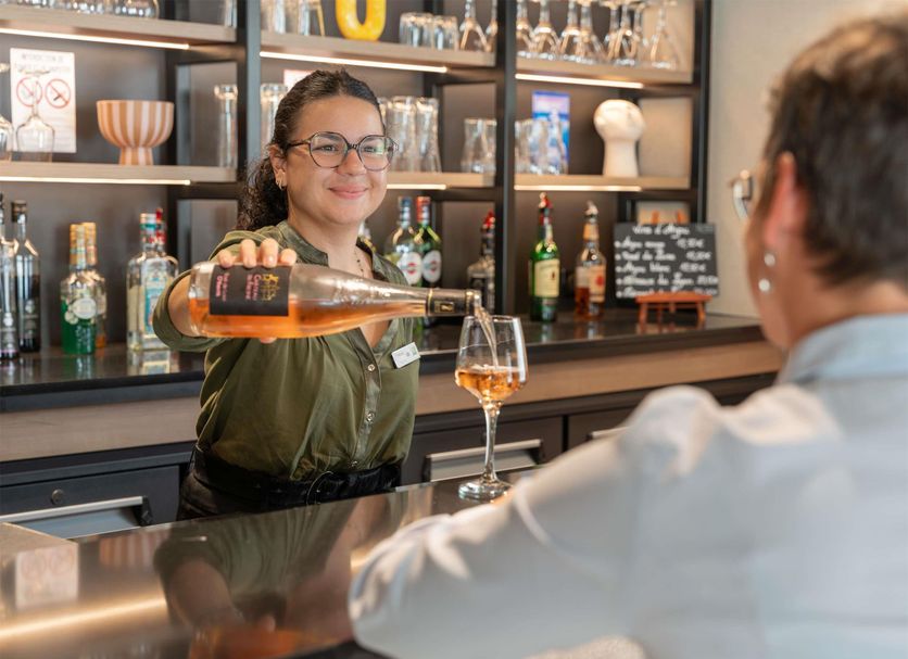At ibis Styles Angers Centre Gare in Angers, a bartender pours a drink behind the hotel bar.