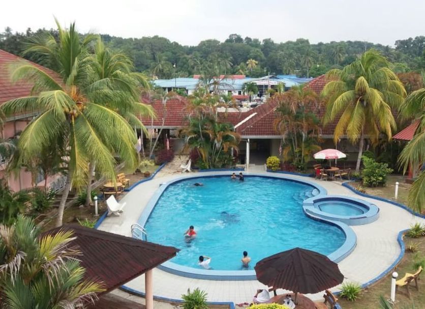 Hotel Seri Malaysia Mersing in Mersing with a tropical outdoor pool and palm trees