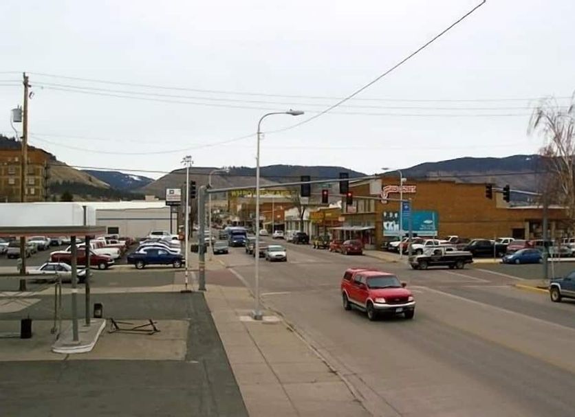 Royal Motor Inn in La Grande with a street view and mountains in the distance