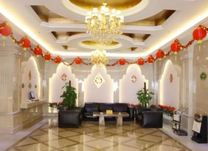 Vienna Hotel Guangzhou Baiyun International Airport Renhe Metro Station lobby with chandeliers and seating