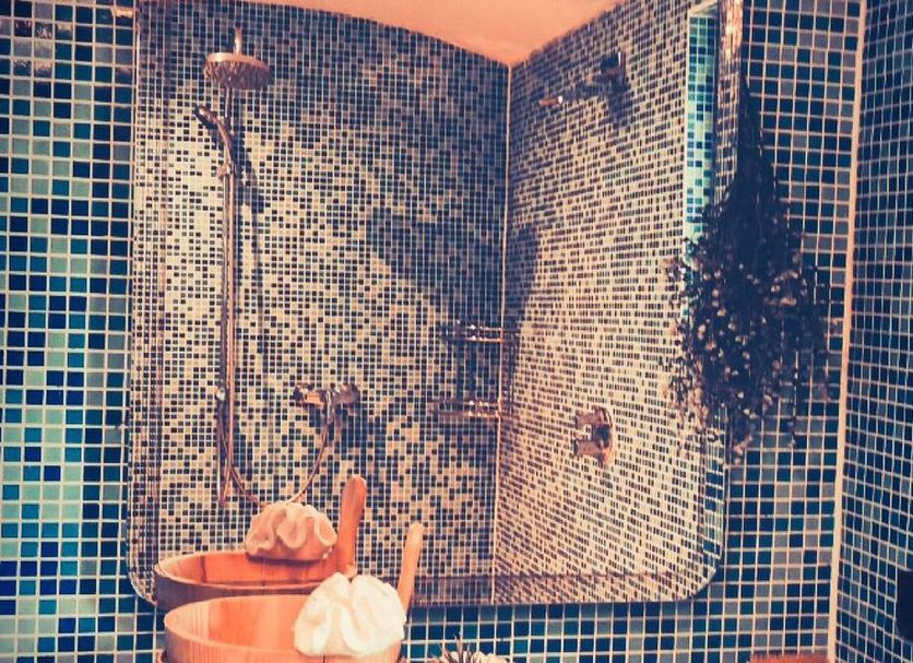 Hotel Restaurant Schwarzes Ross in Oberwiesenthal bathroom with mosaic-tiled shower and sink