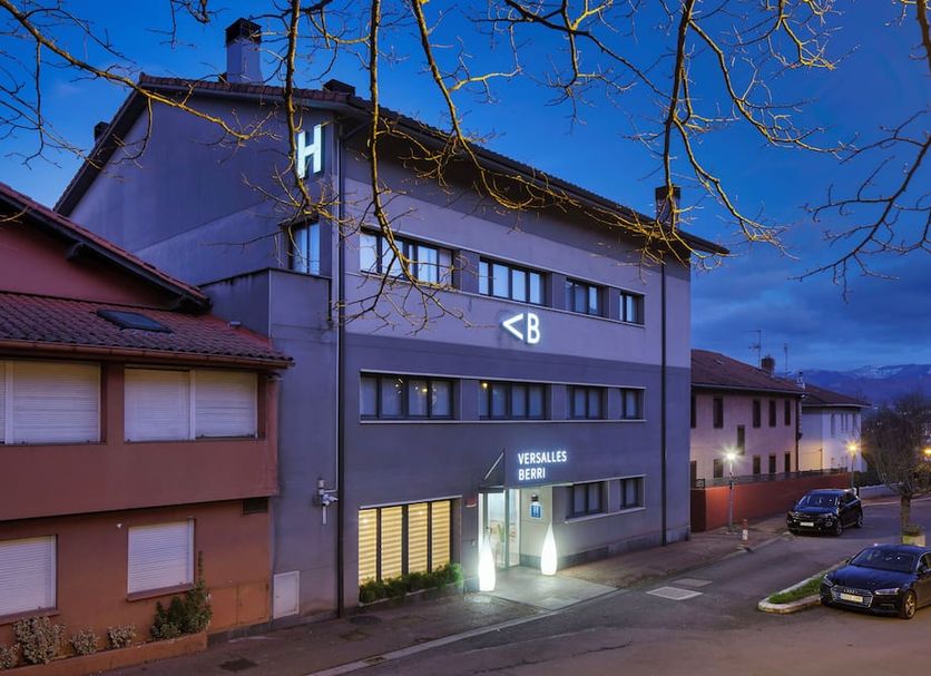 Hotel Berri Versalles in Errenteria, exterior at dusk on a quiet street