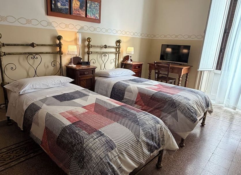 Albergo Cavour Palermo guest room with two twin beds and bedside lamps