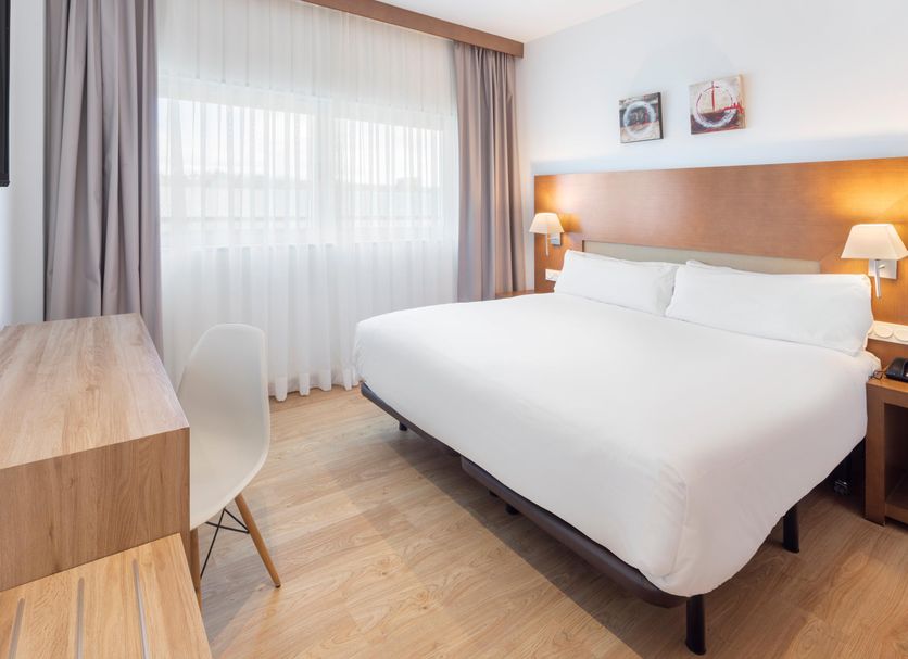 B&b Hotel Logroño Las Cañas in Viana guest room with double bed, desk, and large window