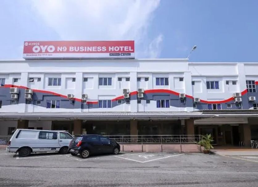 N9 Business Hotel in Kampung Baharu Nilai exterior with parked cars and blue sky