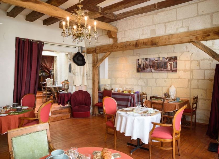 La Demeure Saint-Ours in Loches: cozy hotel dining room with chandeliers, exposed beams and set tables