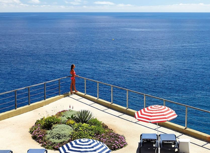 Golden Residence Hotel, Funchal: rooftop terrace with ocean view, loungers and striped umbrellas
