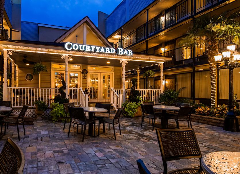 Best Western Plus Westbank in Harvey, courtyard bar with outdoor seating at dusk