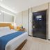 Aishangyijia Hotel Wuhu Zhongshan Road Pedestrian Street Branch guest room with king bed and work desk