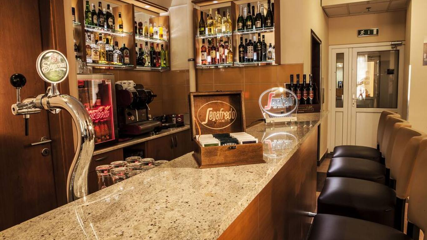 Six Inn Hotel