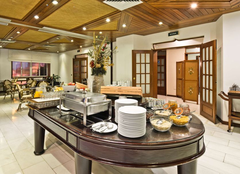 Golden Tulip Porto Gaia buffet dining room in Vila Nova de Gaia with covered serving dishes and stacked plates
