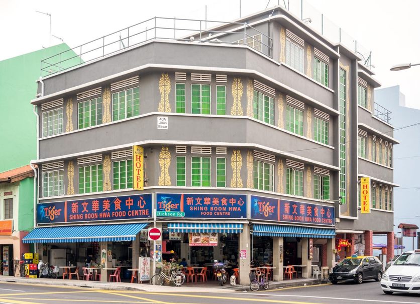 Meriton Hotel in Singapore, corner building above a street-level food centre