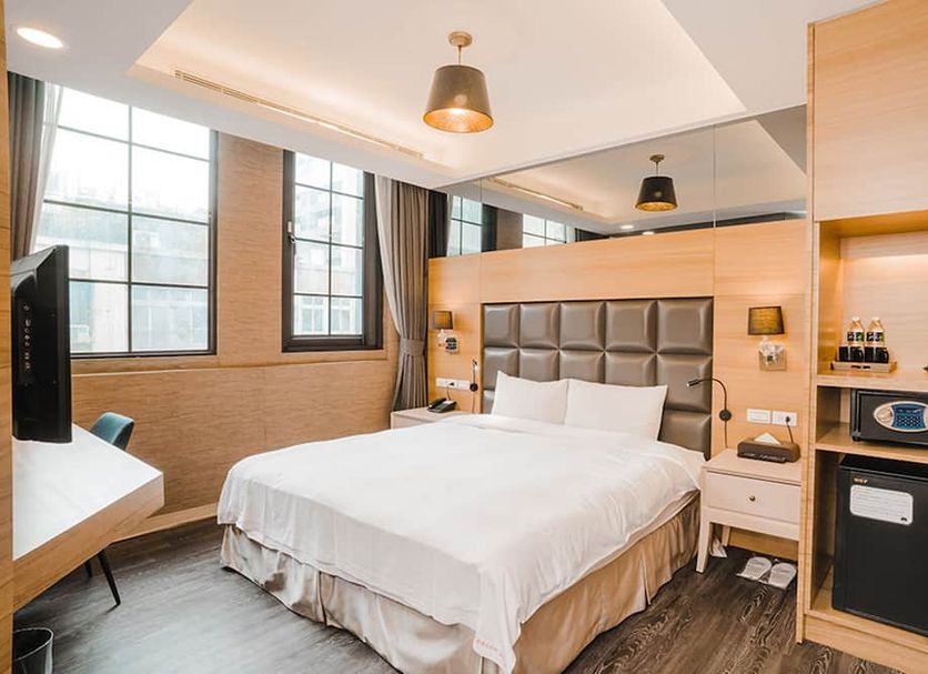 Royal Rose Hotel Ximen, Taipei City: modern guest room with bed, large windows, desk and mini fridge