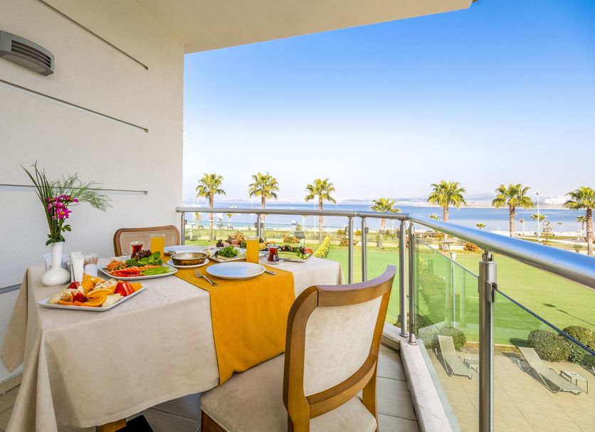 Hotel Hegsagone Marine Asia balcony breakfast table with sea view in Gebze