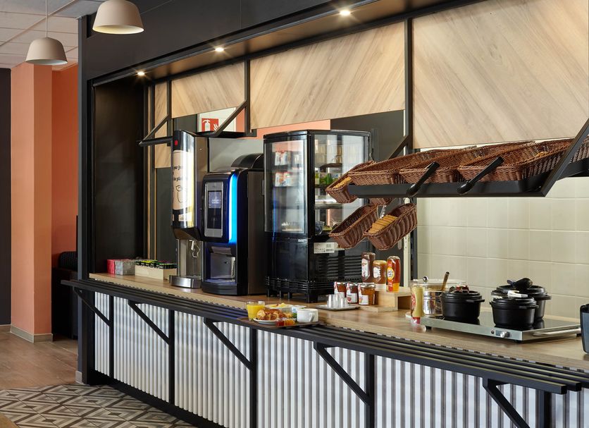 B&B HOTEL Paris Rosny-sous-Bois breakfast buffet with coffee machine and bread display in Rosny-sous-Bois