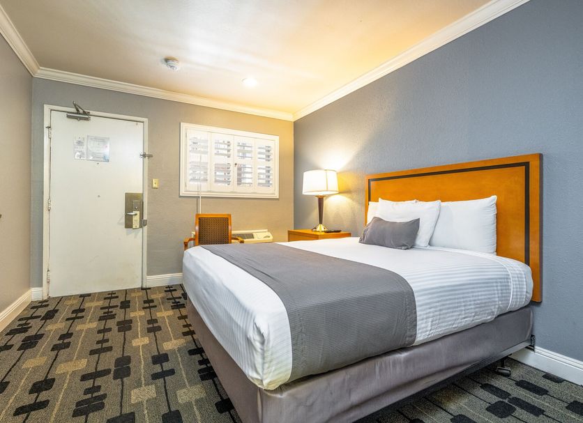 SOMA Park Inn – Civic Center guest room in San Francisco with king bed, desk, and wall-mounted TV