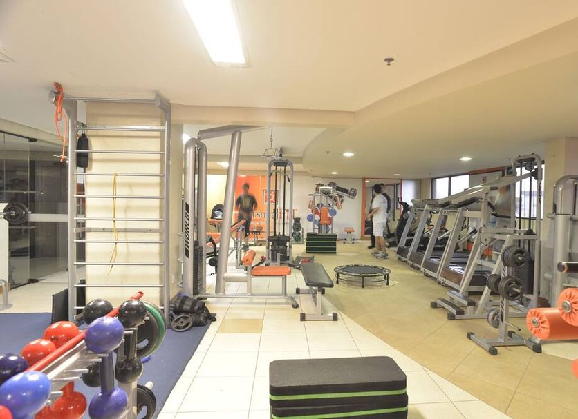 Tri Hotel Executive Caxias gym with treadmills, weights and exercise machines in Caxias do Sul