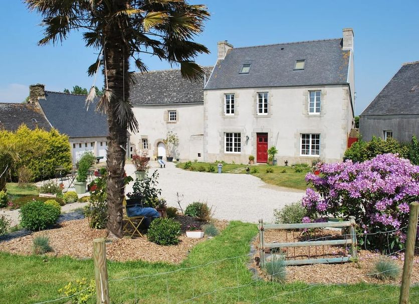 Les Chambres du Mad in Henvic with a landscaped garden and stone guesthouse exterior