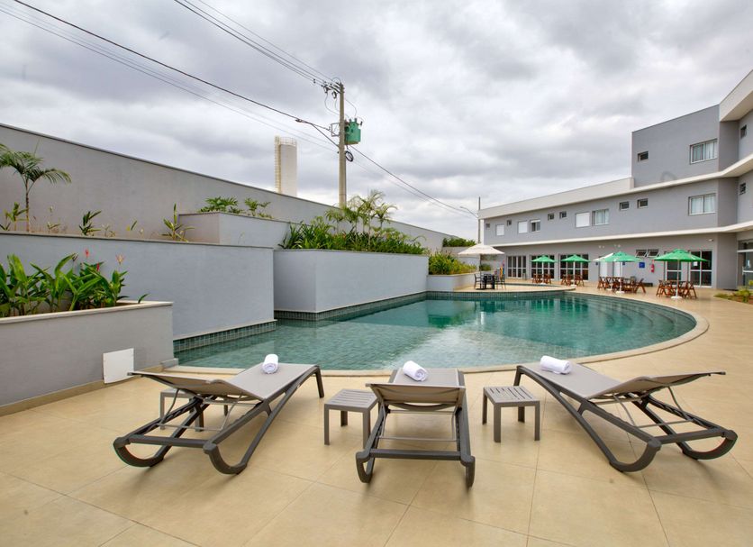 Comfort Hotel Serra da Canastra in São João Batista do Glória with outdoor pool and lounge chairs