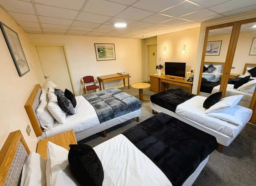 Throstles Nest Hotel Liverpool guest room with twin beds, mirrored wardrobe and TV
