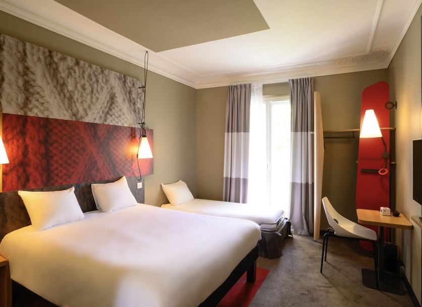 ibis Paris Tour Montparnasse 15ème guest room with two beds, window and desk in Paris