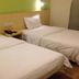7 Days Inn Guangzhou Zoo Metro Station Branch room with two single beds and green accent wall