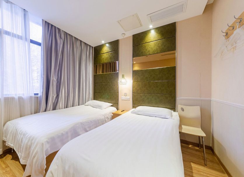 Hi Inn (Shanghai Zhongshan Park Wuyi Road) twin room with two beds and window curtains in Shanghai